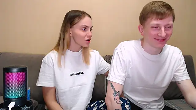 Snapshot of juliaanddima chatting on April 14, 2026, 10:27 pm juliaanddima online show from April 14, 2026, 10:27 pm