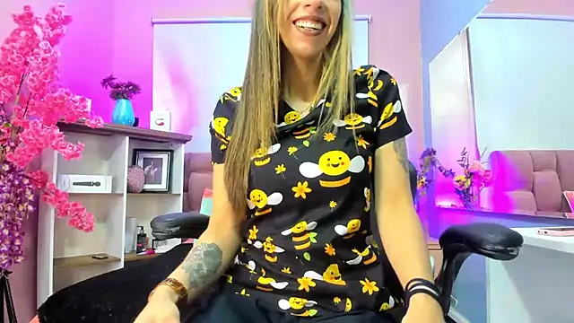 mia thompsonn  online show from November 4, 2025, 3:11 pm