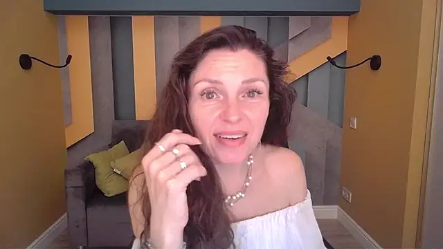 EllaLong online show from April 1, 2026, 1:52 pm