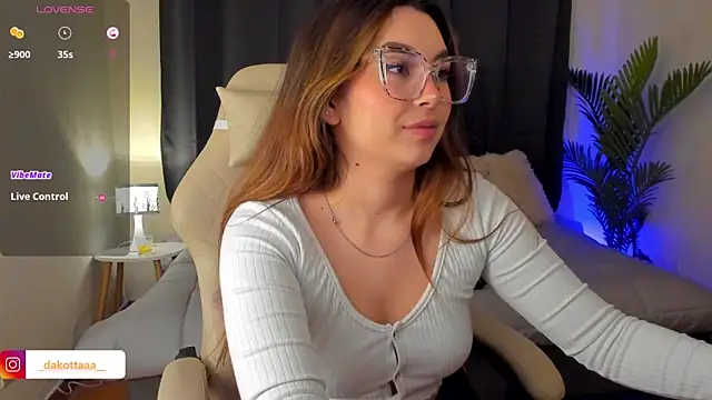 dakottaa  online show from November 11, 2025, 11:38 pm