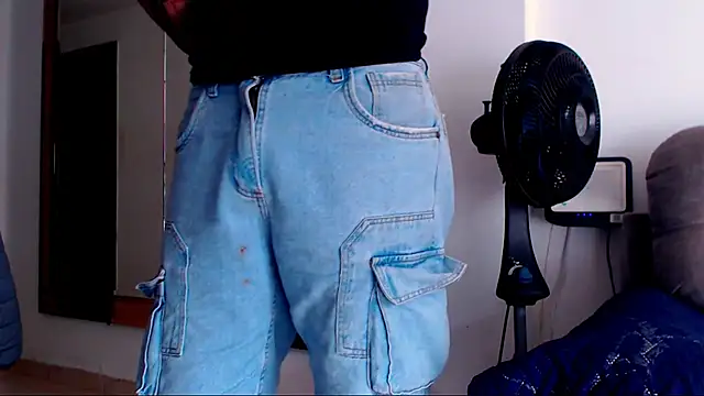 Snapshot of SelfSuck9inchs chatting on October 27, 2025, 8:13 pm SelfSuck9inchs online show from October 27, 2025, 8:13 pm