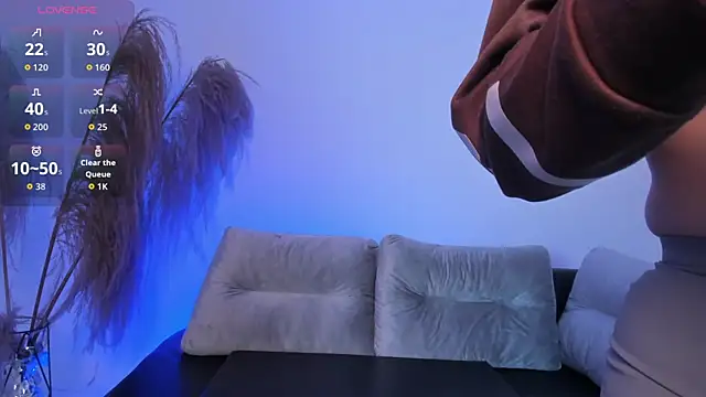 charlottewhitte online show from December 18, 2025, 11:38 am