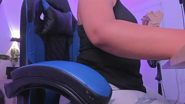 izaro22 online show from November 7, 2025, 1:11 pm