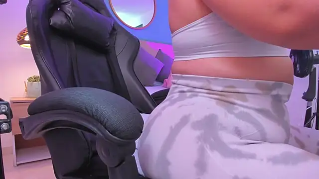 izaro22 online show from November 11, 2025, 2:33 am