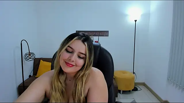 Snapshot of camiilaa1 chatting on February 14, 2025, 12:09 am camiilaa1 online show from February 14, 2025, 12:09 am