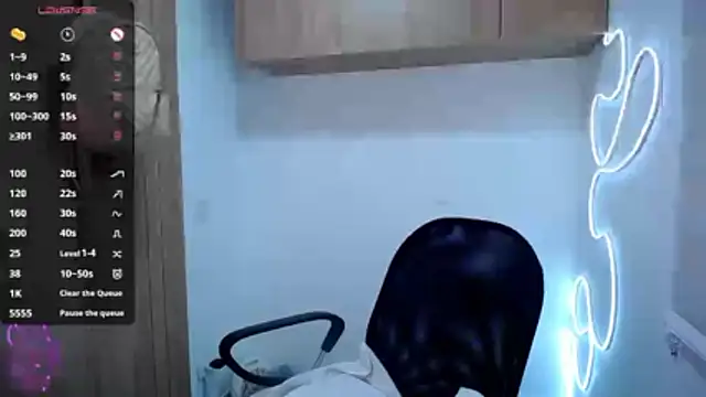 Danna Ross  online show from December 13, 2025, 9:09 pm