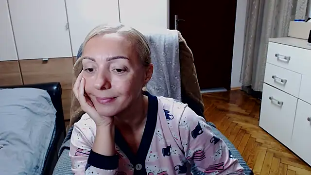 Leona-Exotic online show from November 18, 2025, 11:47 am