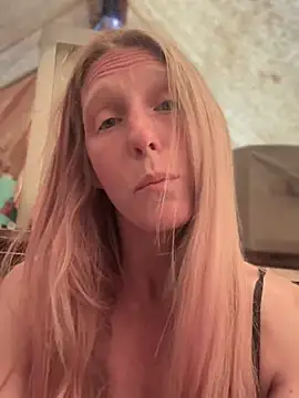 Snapshot of GoldenFlameGoddess chatting on May 26, 2026, 4:03 pm GoldenFlameGoddess online show from May 26, 2026, 4:03 pm