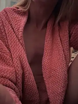 Snapshot of GoldenFlameGoddess chatting on May 29, 2026, 2:48 pm GoldenFlameGoddess online show from May 29, 2026, 2:48 pm