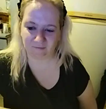 Snapshot of D_Marinna chatting on November 8, 2025, 8:07 pm D Marinna online show from November 8, 2025, 8:07 pm