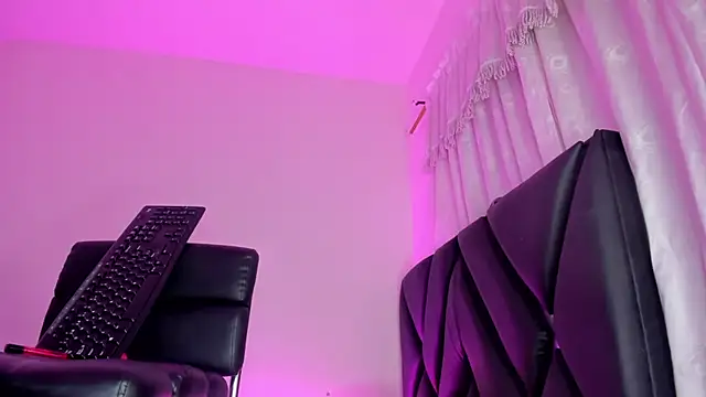 stephany doll  online show from December 7, 2024, 12:13 pm