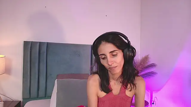 Nina Cavaali online show from October 1, 2025, 6:25 pm