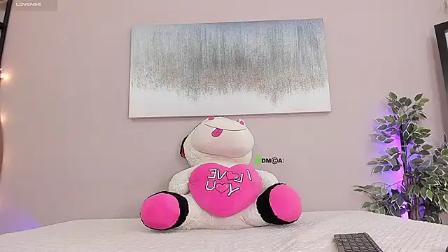 Snapshot of Briana_Wells_ chatting on October 28, 2025, 1:36 pm Briana Wells online show from October 28, 2025, 1:36 pm