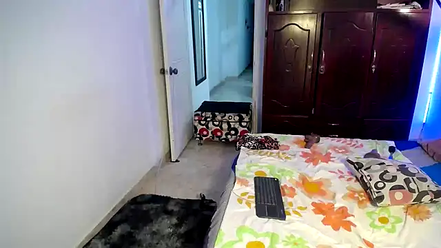 ivonne  hott1 online show from January 17, 2025, 11:51 pm