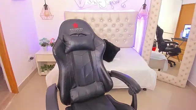 xiomara  cortes online show from February 5, 2025, 7:31 pm