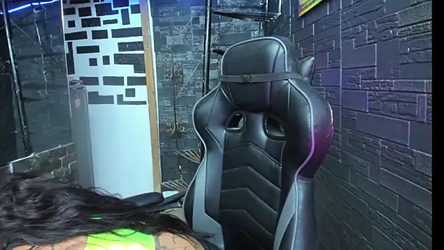 kissingdevil online show from November 7, 2025, 11:38 pm