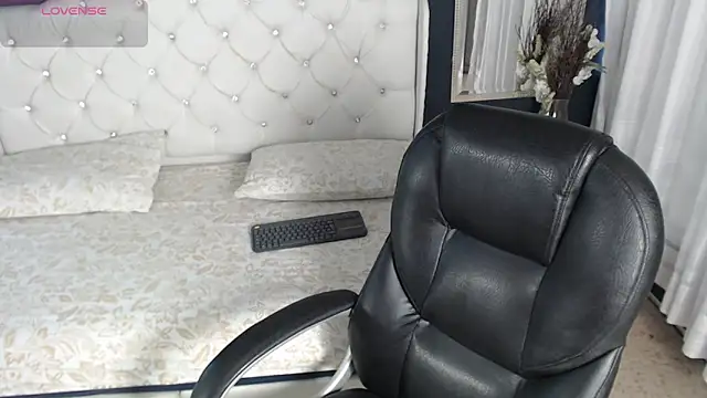 LiaVillalobos online show from September 25, 2025, 11:14 am