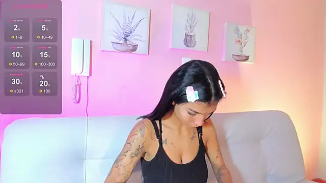 LauraAristizabal online show from November 11, 2025, 1:00 pm