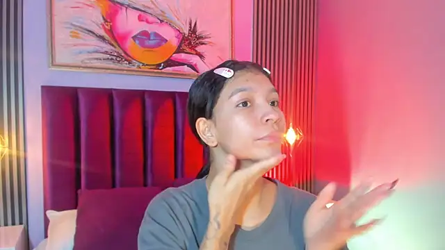 LauraAristizabal online show from November 18, 2025, 12:42 pm