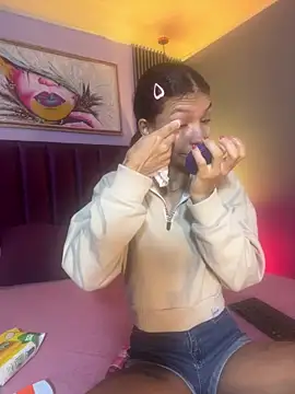 Snapshot of LauraAristizabal chatting on March 13, 2026, 12:45 pm LauraAristizabal online show from March 13, 2026, 12:45 pm