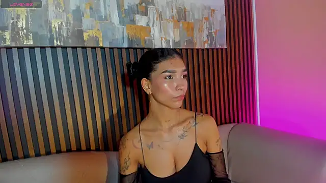 Snapshot of LauraAristizabal chatting on March 21, 2026, 12:43 pm LauraAristizabal online show from March 21, 2026, 12:43 pm