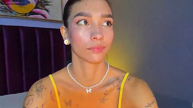 Snapshot of LauraAristizabal chatting on April 3, 2026, 12:36 pm LauraAristizabal online show from April 3, 2026, 12:36 pm