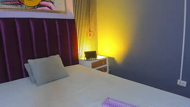 Snapshot of LauraAristizabal chatting on April 12, 2026, 12:43 pm LauraAristizabal online show from April 12, 2026, 12:43 pm