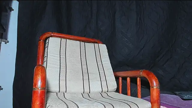 Snapshot of damn_fox chatting on February 7, 2026, 2:15 am damn fox online show from February 7, 2026, 2:15 am