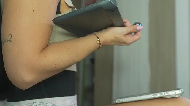 sarah hiill online show from April 21, 2026, 9:06 pm