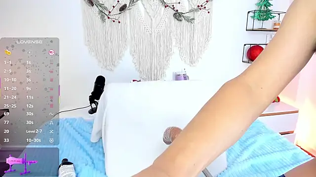 Snapshot of evaa_rose chatting on December 14, 2025, 2:00 pm evaa rose online show from December 14, 2025, 2:00 pm