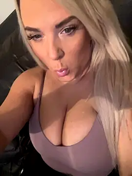 Snapshot of Bustyblondebabe32 chatting on December 3, 2025, 8:56 am Bustyblondebabe32 online show from December 3, 2025, 8:56 am