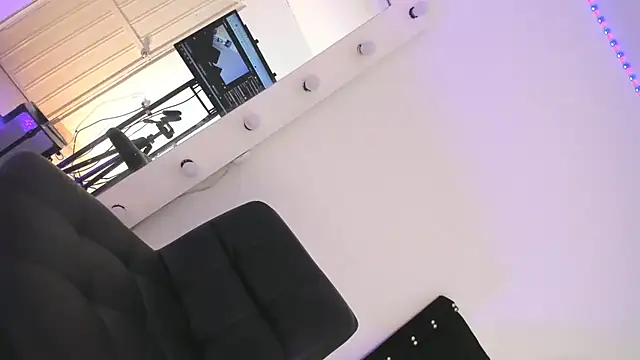 MistressMichell online show from April 19, 2026, 8:46 am