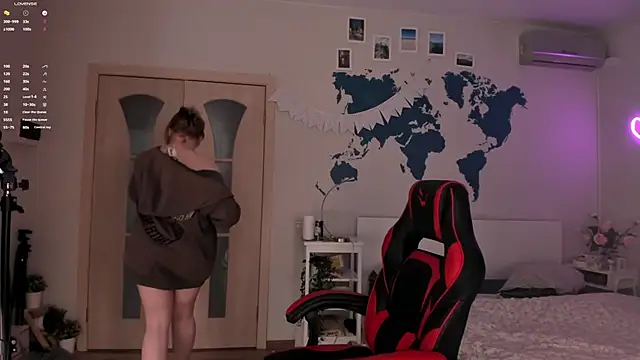 LisaLaas online show from December 22, 2024, 6:26 pm