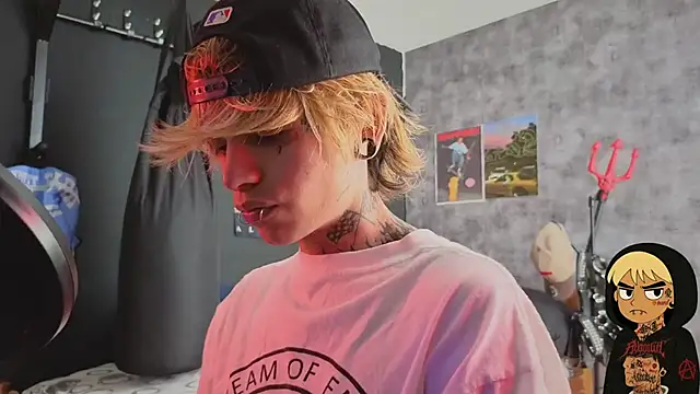 Snapshot of AcidMilo chatting on October 24, 2025, 2:35 pm AcidMilo online show from October 24, 2025, 2:35 pm