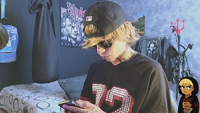 Snapshot of AcidMilo chatting on November 10, 2025, 8:19 pm AcidMilo online show from November 10, 2025, 8:19 pm