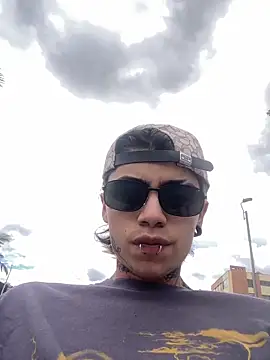 Snapshot of AcidMilo chatting on November 27, 2025, 4:20 pm AcidMilo online show from November 27, 2025, 4:20 pm