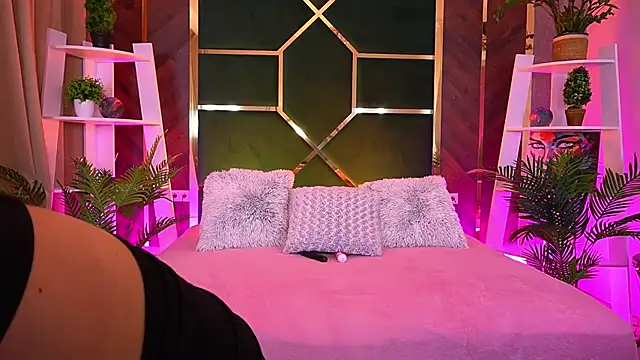 Snapshot of LittleeCutee chatting on September 21, 2025, 6:37 am LittleeCutee online show from September 21, 2025, 6:37 am