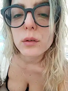 dolcehelena993 online show from April 9, 2026, 12:54 pm