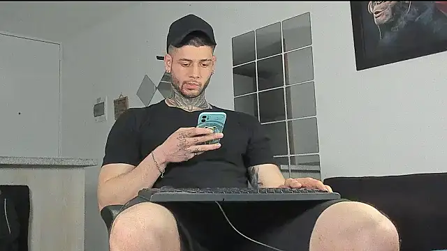 Snapshot of _jamesleandros1 chatting on January 15, 2025, 2:06 am jamesleandros1 online show from January 15, 2025, 2:06 am