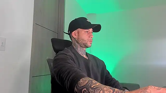  jamesleandros1 online show from May 9, 2026, 3:45 am