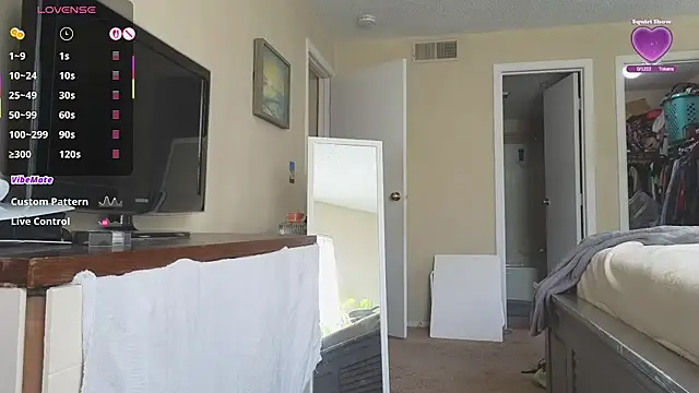 Snapshot of LoveSaraChristine chatting on November 19, 2025, 6:52 pm LoveSaraChristine online show from November 19, 2025, 6:52 pm