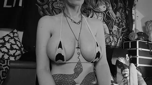 Snapshot of Silentmary chatting on June 12, 2026, 3:05 am Silentmary online show from June 12, 2026, 3:05 am