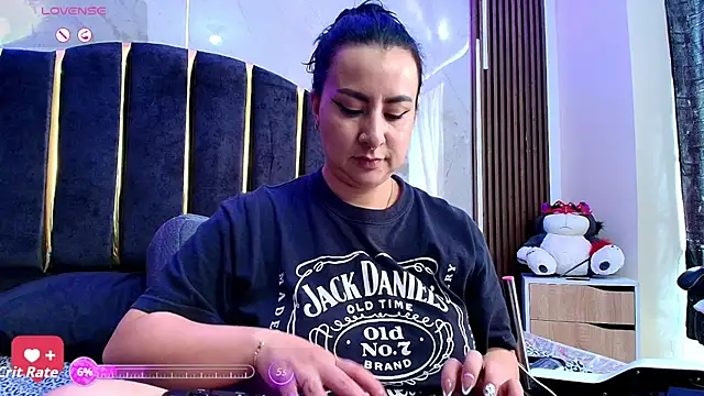 Abril Luv online show from September 13, 2025, 1:33 pm