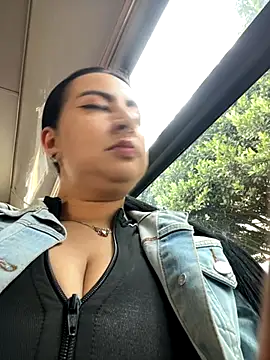 Abril Luv online show from September 17, 2025, 12:07 pm