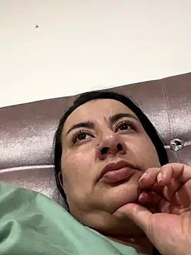 Abril Luv online show from October 27, 2025, 1:31 am