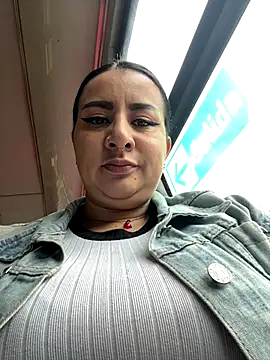 Abril Luv online show from October 28, 2025, 12:09 pm