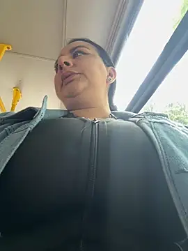 Abril Luv online show from November 28, 2025, 3:14 pm