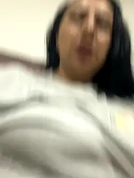 Abril Luv online show from December 4, 2025, 2:43 am