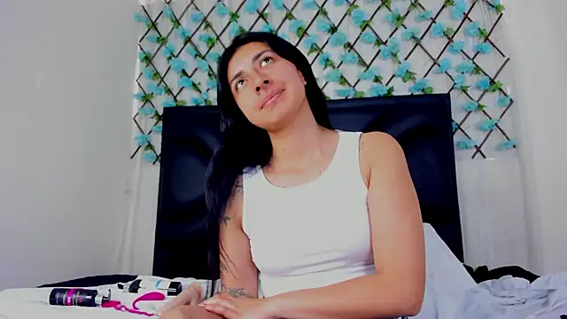 EmmaWilliamss online show from May 12, 2026, 2:14 pm