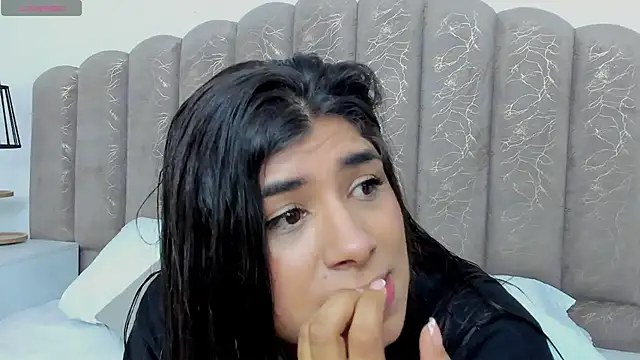 ZiaCalifa online show from December 19, 2025, 11:17 am